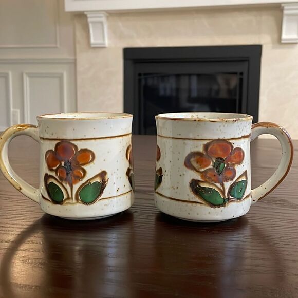 Beautiful Vintage Ceramic Mugs Set of 2 Excellent Vintage Condition Flowers with - Picture 1 of 11